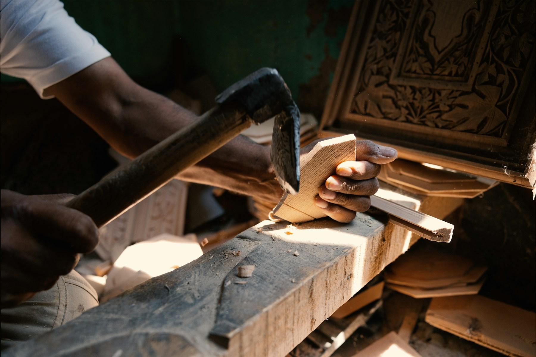 Artisan travaillant dans son atelier