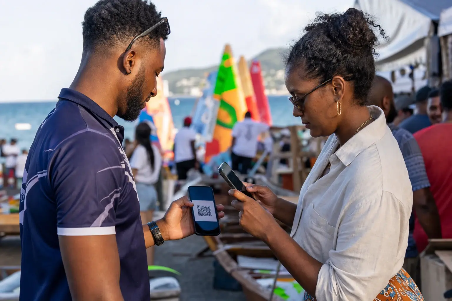Deux participantes à un événement caribéen échangeant un HUB par QR code