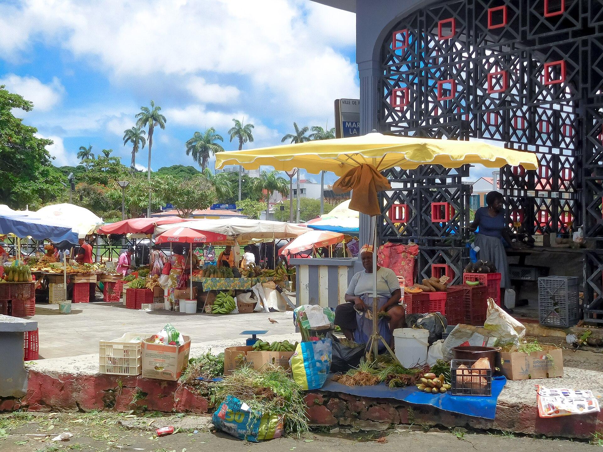 Commerçante au marché de la Darse à Pointe-à-Pitre en Guadeloupe